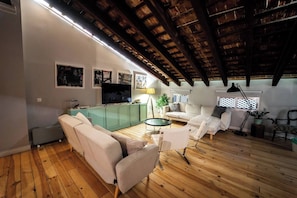 Departamento, 1 habitación, balcón, vista a la ciudad | Sala de estar | Libros