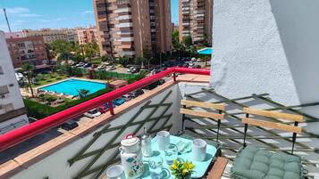 Apartament, 3 dormitoris, balcó, vistes a la ciutat | Servei de restauració a l'aire lliure