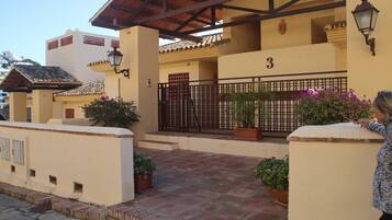 Apartamento, 2 habitaciones, patio | Jardines del alojamiento