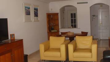 Apartament, 2 dormitoris, pati | Sala d'estar