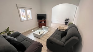 House, 3 Bedrooms, Balcony, City View | Lounge - Family House Near Seville (Camas)
