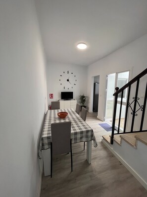 Maison, 3 chambres, balcon, vue sur la ville | Salle à manger