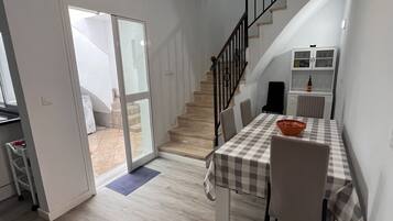 House, 3 Bedrooms, Balcony, City View | Dining room