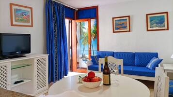 Apartment, 2 Bedrooms, Patio, Garden View | Living room