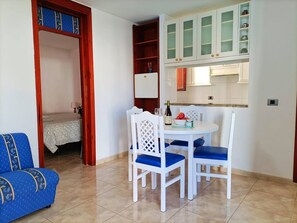 Apartment, 2 Bedrooms, Patio, Garden View | Interior