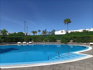 Appartement, 2 slaapkamers, terras, uitzicht op tuin | Zwembad | Een buitenzwembad