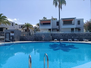 Una piscina al aire libre