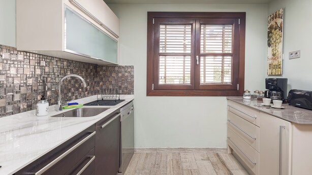 A compact kitchen with a window, a coffee maker, and a toaster. - El Casar Townhouse Benahavis (Benahavis)