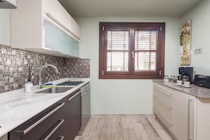 A compact kitchen with a window, a coffee maker, and a toaster. - El Casar Townhouse Benahavis (Benahavis)