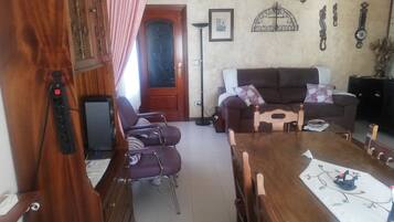 House, 3 Bedrooms, Smoking, Garden View | Living room