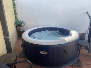 House, 3 Bedrooms, Smoking, Garden View | Outdoor spa tub - Casa El Herrero Alquiler (Cuellar)