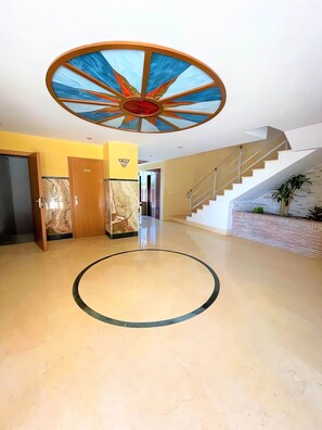 Apartment, 2 Bedrooms, Smoking, Balcony | Bahagian dalam