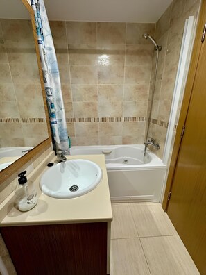 Apartment, 2 Bedrooms, Smoking, Balcony | Kemudahan bilik mandi