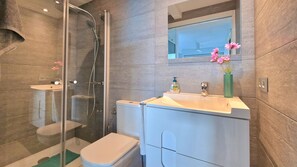 Apartment, 3 Bedrooms, Balcony, Ocean View | Bathroom amenities | Toilet paper - Apartment Seese Go2lloret (Lloret de Mar)