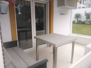 Apartamento, 2 quartos, terraço, vista para o jardim | Opções para refeição ao ar livre
