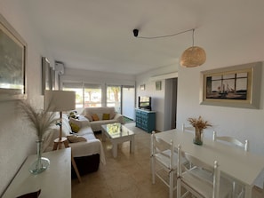 Apartment, 2 Bedrooms, Terrace, City View | Dining room