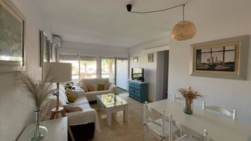 Apartment, 2 Bedrooms, Terrace, City View | Dining room