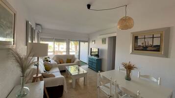 Apartment, 2 Bedrooms, Terrace, City View | Dining room