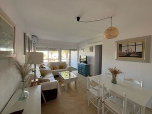 Appartement, 2 slaapkamers, terras, uitzicht op stad | Dineerruimte
