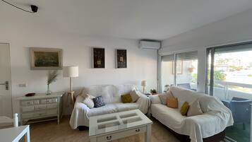 Apartment, 2 Bedrooms, Terrace, City View | Living room