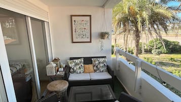 Apartment, 2 Bedrooms, Terrace, City View | Living room
