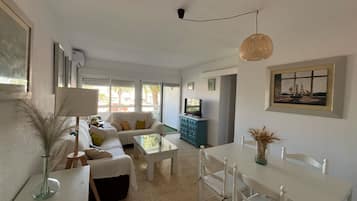 Apartment, 2 Bedrooms, Terrace, City View | Dining room