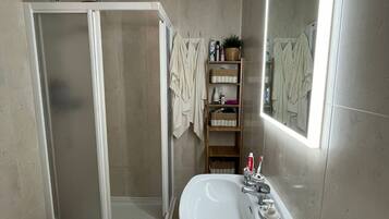 Apartment, 2 Bedrooms, Terrace, City View | Bathroom