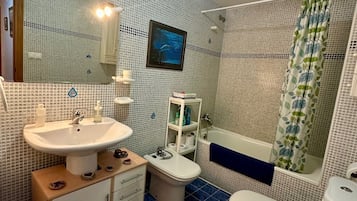 Loft, 1 slaapkamer, balkon, uitzicht op stad | Badkamer