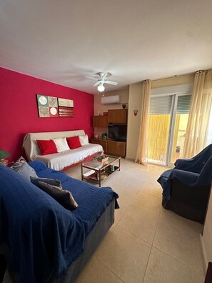 Loft, 1 Bedroom, Balcony, City View | Living area