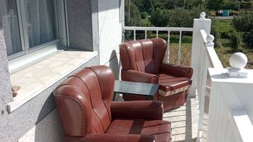 Apartment, 3 Bedrooms, Balcony, Garden View | Property grounds