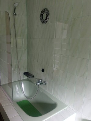 Apartment, 3 Schlafzimmer, Balkon, Gartenblick | Badezimmer