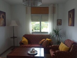 Leilighet, 3 soverom, balkong, hageutsikt | Oppholdsområde