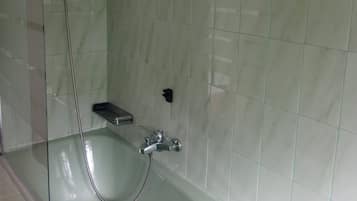 Apartment, 3 Bedrooms, Balcony, Garden View | Bathroom