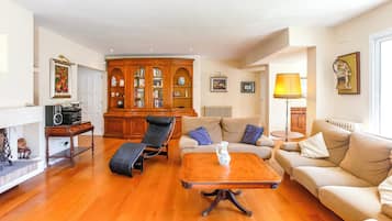 House, 5 Bedrooms, Smoking, Private Pool | Living area