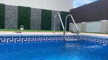 Casa, 4 dormitoris, piscina privada, vistes al jardí | Piscina | Piscina a l'aire lliure