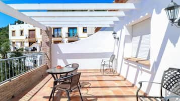 House, 4 Bedrooms, Private Pool, Garden View | Outdoor dining