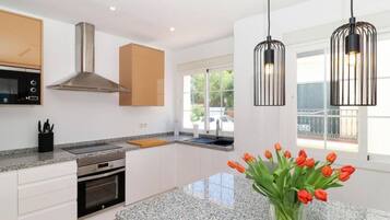 House, 4 Bedrooms, Private Pool, Garden View | Private kitchen