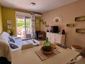 Apartment, 1 Bedroom, Smoking, Patio | Living room