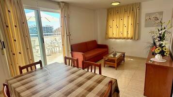 Apartament, 2 dormitoris, fumadors, terrassa | Interior