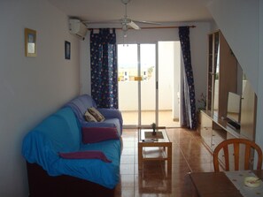 House, 2 Bedrooms, Smoking, Terrace | Living room