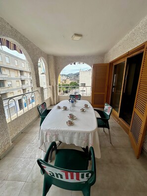 Apartamento, 2 habitaciones, fumadores, terraza | Restaurante al aire libre