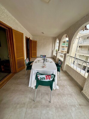 Apartamento, 2 habitaciones, fumadores, terraza | Restaurante al aire libre