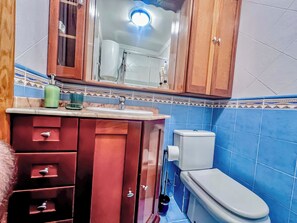 Apartment, 1 Bedroom, Smoking, Balcony | Bathroom
