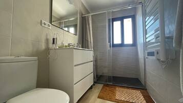 Apartment, 3 Bedrooms, Smoking, Balcony | Bathroom shower