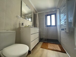 Apartment, 3 Schlafzimmer, Raucher, Balkon | Dusche im Bad