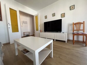 Apartment, 3 Bedrooms, Smoking, Balcony | Interior