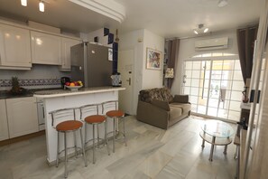 Appartement, 2 slaapkamers, balkon, uitzicht op de stad | Woonkamer