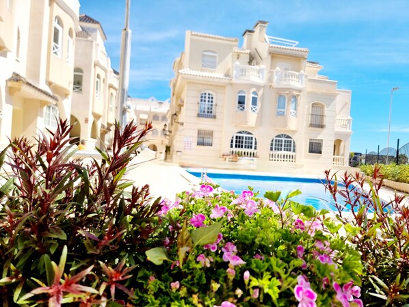 Appartement, 2 chambres, balcon, vue sur la ville | Piscine | Piscine extérieure