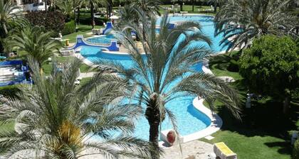 Comfortable Spacious Family House, Large Terrace and Garden, Beach and Bars