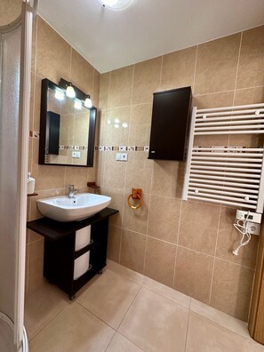 Apartment, 2 Schlafzimmer | Badezimmer